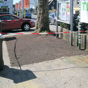 Langfristig keine Lösung, die Baumscheibe wird teilentsiegelt und das Pflaster entfernt.