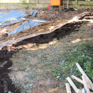 Die Böschung zur Baugrube wird mit einer Folie zum Schutz vor Verdunstung abgedeckt.